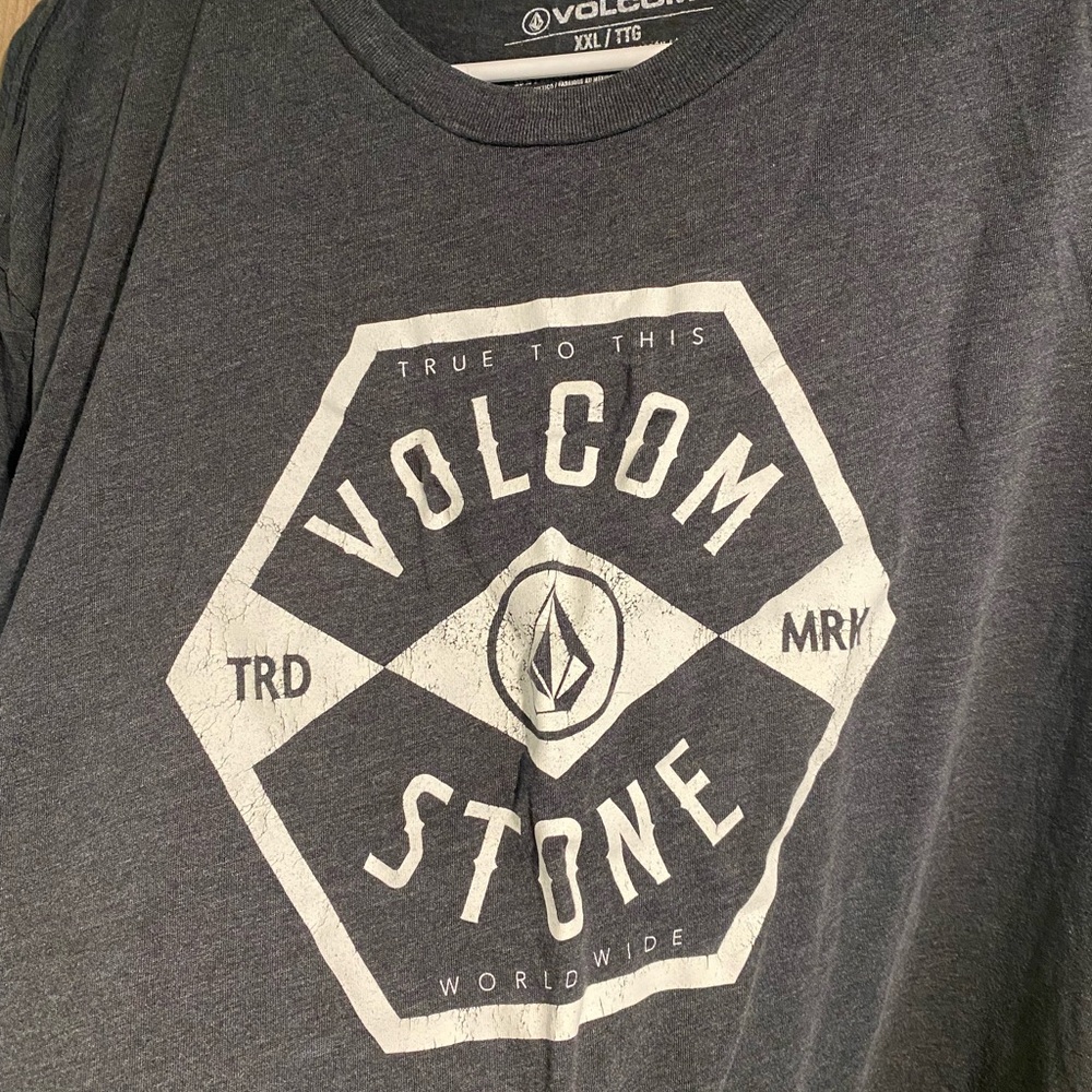 Volcom Men's Gray Graphic T-Shirt
Belt Included